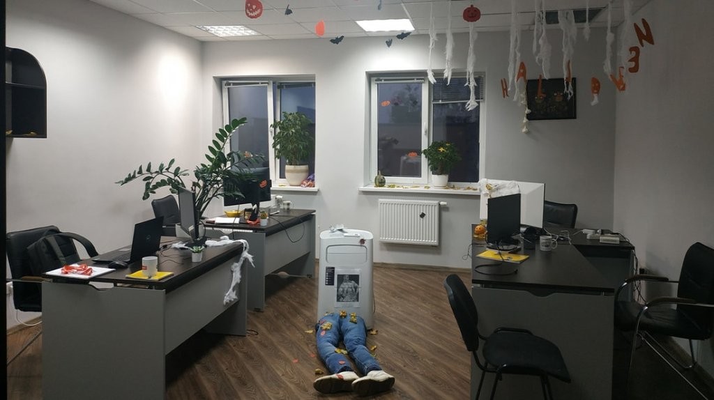 Белорусы украсили офисы и дома к Хэллоуину. Смотрите, как получилось