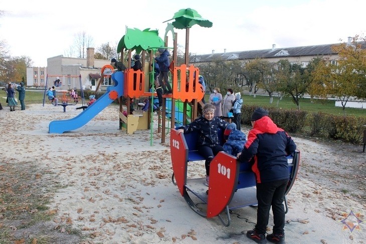Новую детскую игровую площадку в стиле МЧС открыли в агрогородке Повитье (Брестская область)