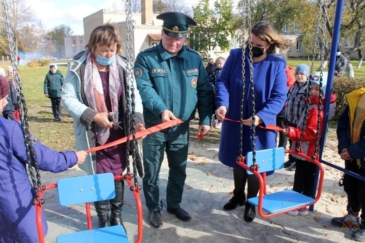 Новую детскую игровую площадку в стиле МЧС открыли в агрогородке Повитье (Брестская область)
