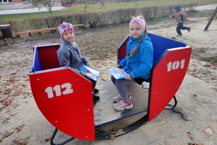 Новую детскую игровую площадку в стиле МЧС открыли в агрогородке Повитье (Брестская область)