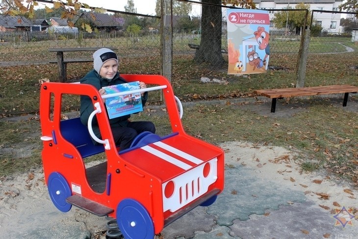 Новую детскую игровую площадку в стиле МЧС открыли в агрогородке Повитье (Брестская область)