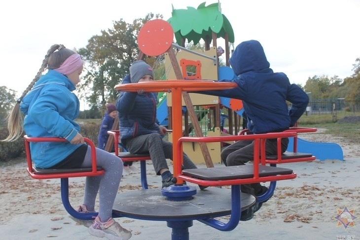Новую детскую игровую площадку в стиле МЧС открыли в агрогородке Повитье (Брестская область)