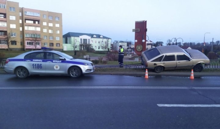 В РОВД немного не доехал. Припарковался на заборе