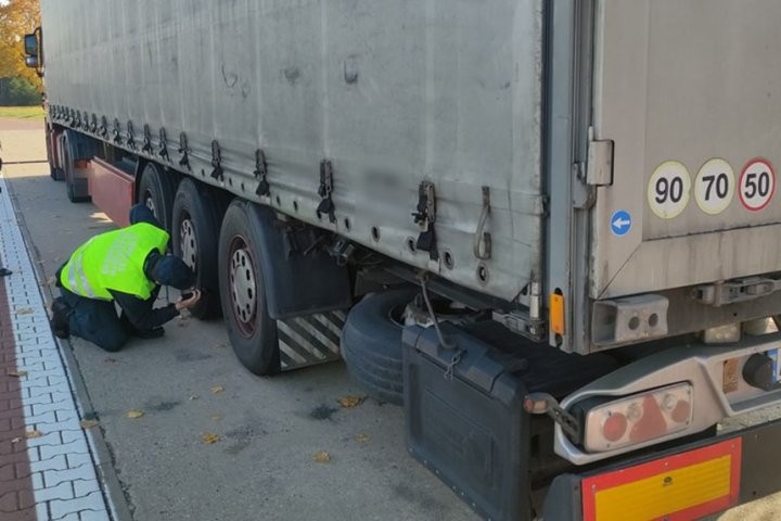 В Польше белорусской фуре запретили движение из-за изношенных тормозных дисков