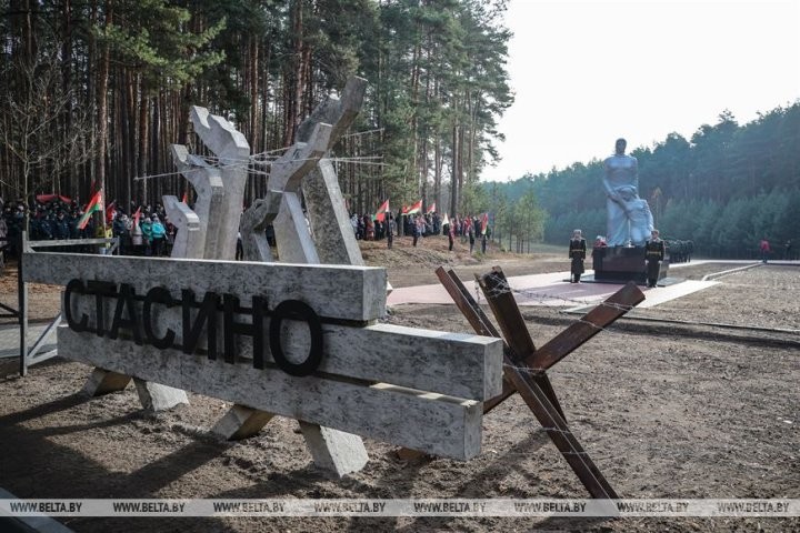 Обновленный мемориал на месте массового захоронения жертв фашизма открыли в Столинском районе