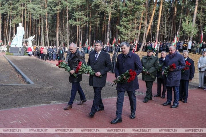 Обновленный мемориал на месте массового захоронения жертв фашизма открыли в Столинском районе