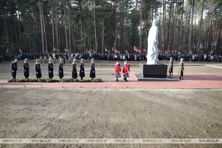 Обновленный мемориал на месте массового захоронения жертв фашизма открыли в Столинском районе