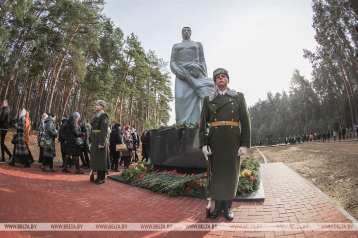 Обновленный мемориал на месте массового захоронения жертв фашизма открыли в Столинском районе