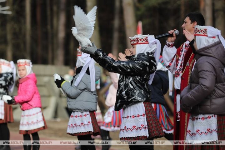 Обновленный мемориал на месте массового захоронения жертв фашизма открыли в Столинском районе