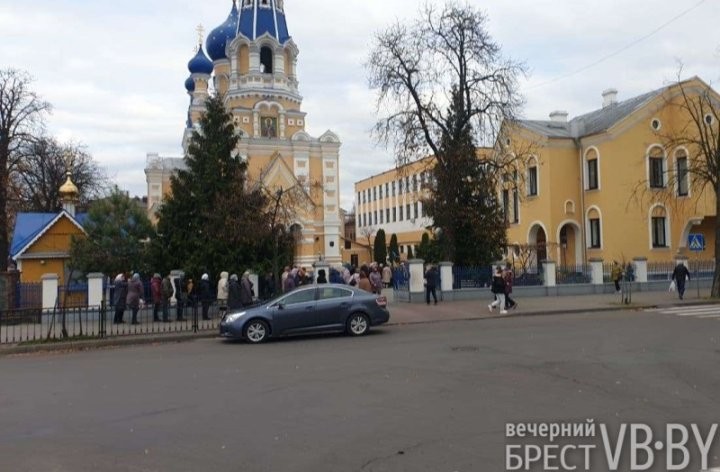 В пятницу брестчане потянулись в церкви. Зачем?