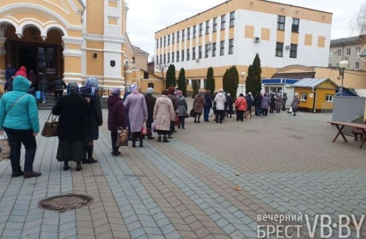 В пятницу брестчане потянулись в церкви. Зачем?