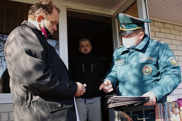 Сотрудник Кобринского РОЧС при исполнении служебных обязанностей