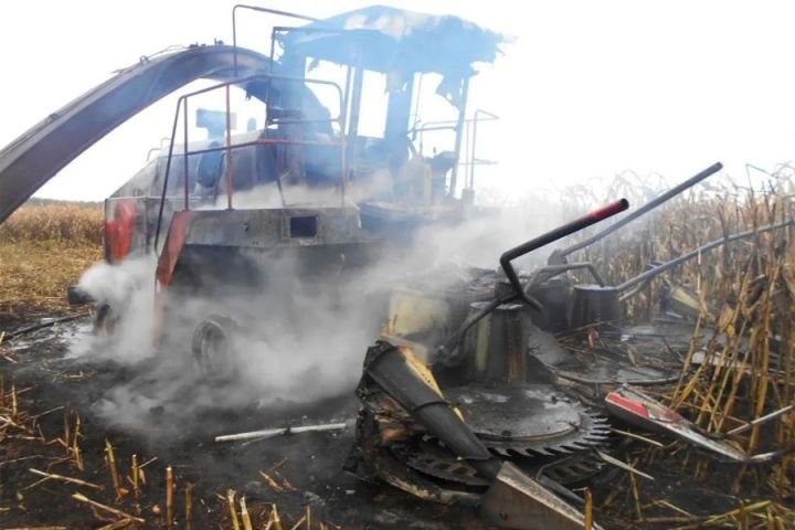 В поле вблизи деревни Козище Кобринского района загорелся кормоуборочный комбайн