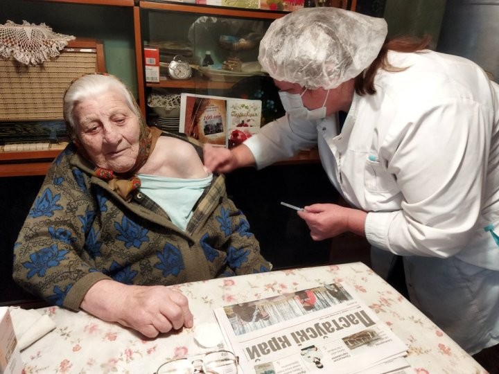 102-летняя белоруска вакцинировалась от коронавируса
