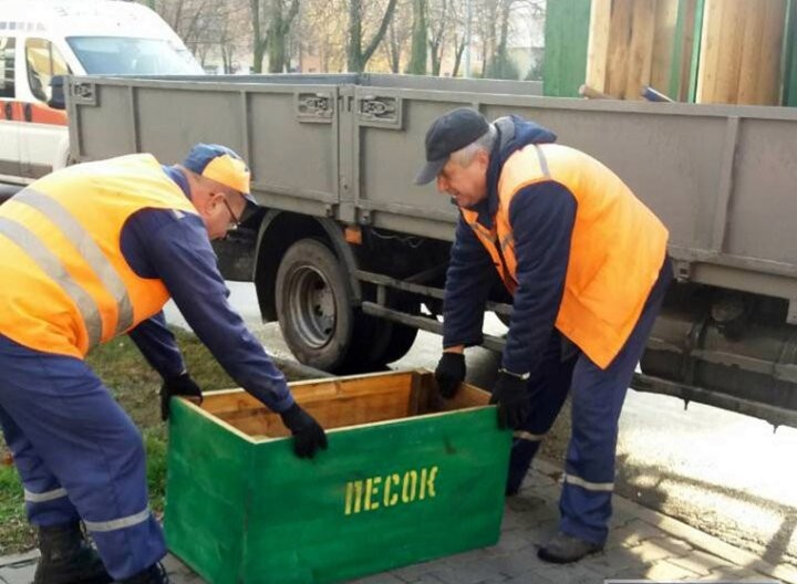 В Бресте коммунальники заготовили 25 тысяч тонн пескосоляной смеси