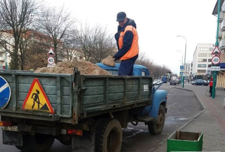 В Бресте коммунальники заготовили 25 тысяч тонн пескосоляной смеси