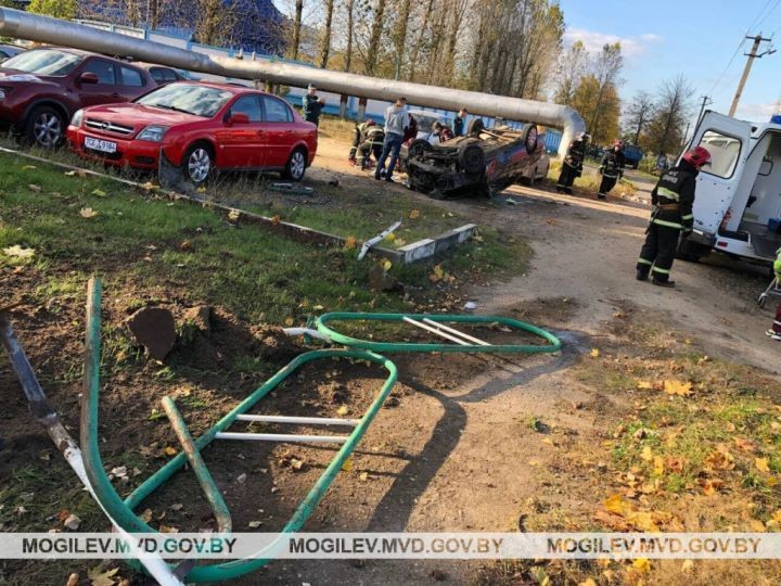 В Бобруйске Audi врезался в забор и опрокинулся, водитель погиб. Авария попала на видео