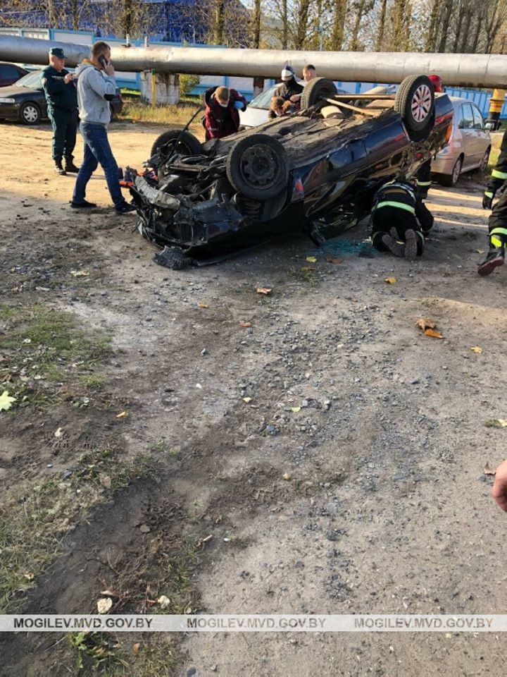 В Бобруйске Audi врезался в забор и опрокинулся, водитель погиб. Авария попала на видео