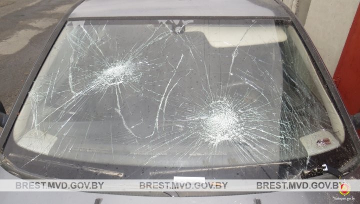 В Пинске пьяный мужчина повредил чужое авто на сумму более 250 рублей