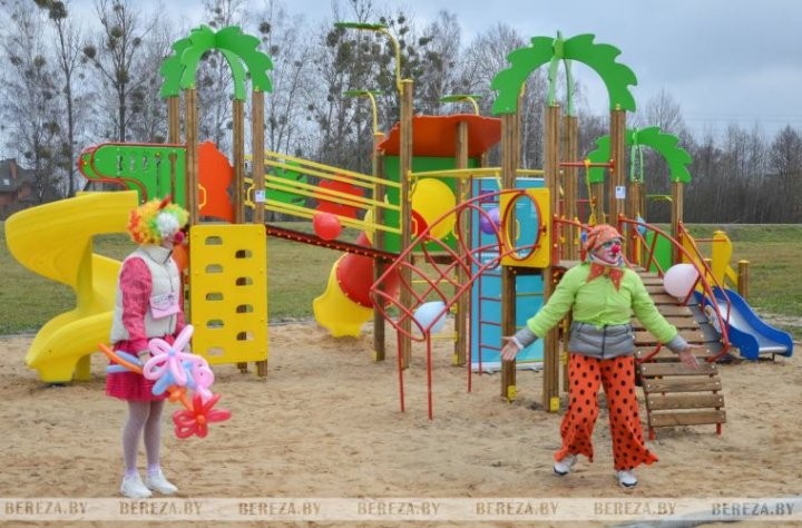 В Песках торжественно открыли детскую площадку (Брестская область)