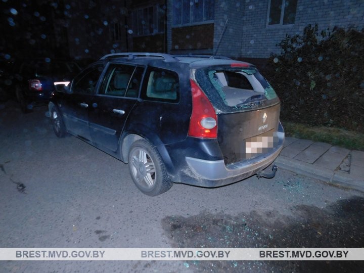 В Кобрине пьяный мужчина повредил чужие автомобили