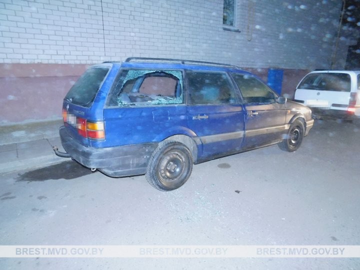 В Кобрине пьяный мужчина повредил чужие автомобили
