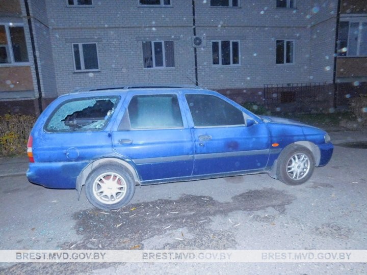 В Кобрине пьяный мужчина повредил чужие автомобили