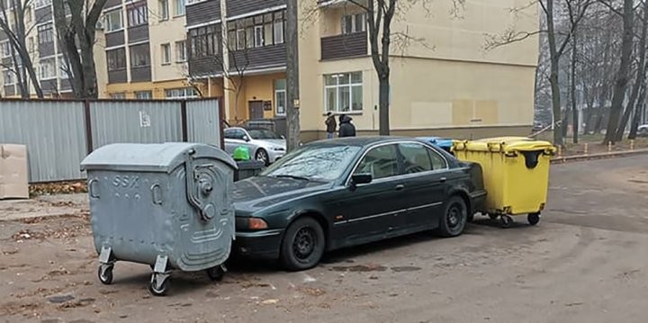 В Минске BMW заблокировали мусорными контейнерами