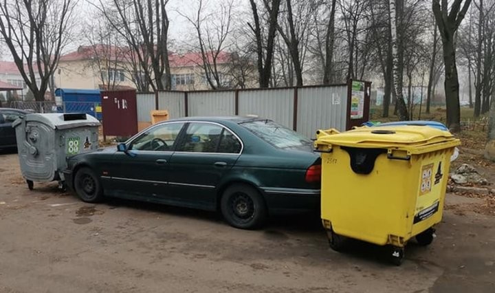 В Минске BMW заблокировали мусорными контейнерами