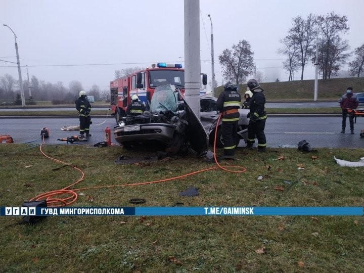 Жуткие кадры. В Минске BMW врезался в столб. Водитель погиб