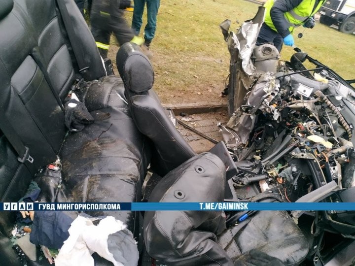 Жуткие кадры. В Минске BMW врезался в столб. Водитель погиб