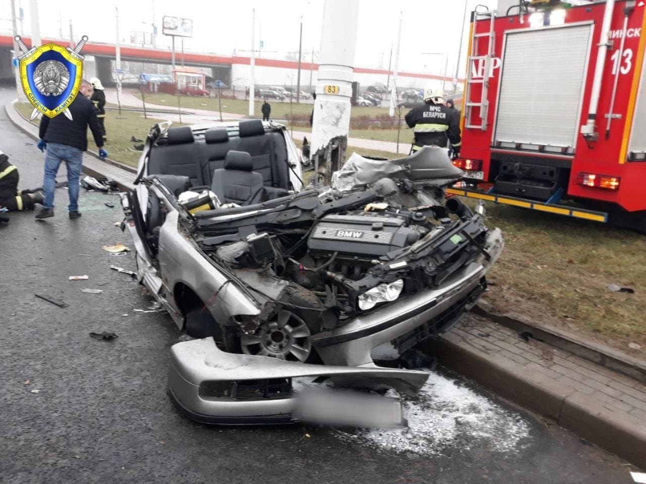 Жуткие кадры. В Минске BMW врезался в столб. Водитель погиб