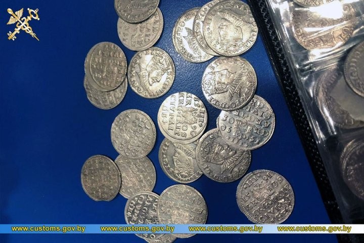 Коллекцию монет ВКЛ стоимостью почти $20000 пытался в носках вывезти за границу житель Беларуси