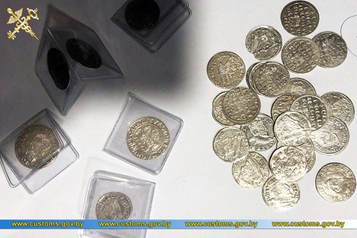 Коллекцию монет ВКЛ стоимостью почти $20000 пытался в носках вывезти за границу житель Беларуси