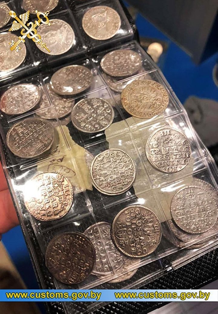 Коллекцию монет ВКЛ стоимостью почти $20000 пытался в носках вывезти за границу житель Беларуси