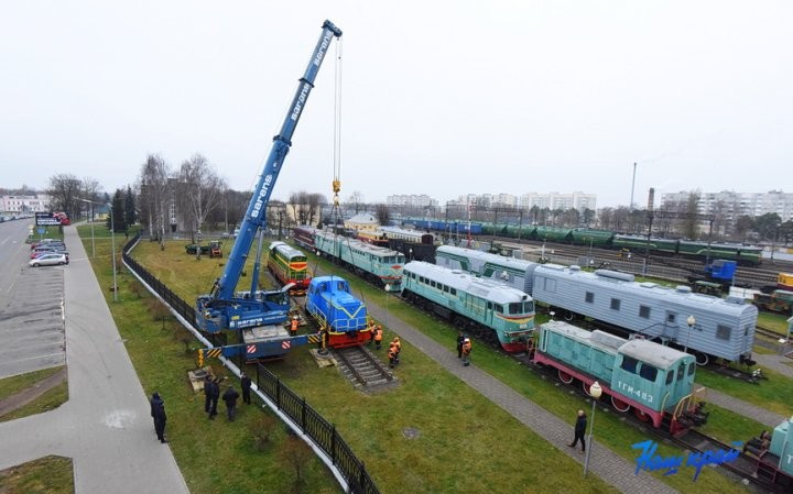 В Барановичи доставили 33-летний тепловоз. Зачем и куда его водрузили