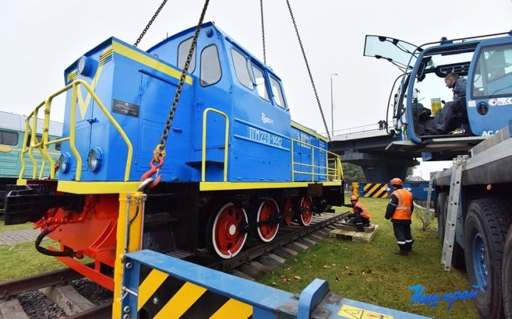 В Барановичи доставили 33-летний тепловоз. Зачем и куда его водрузили