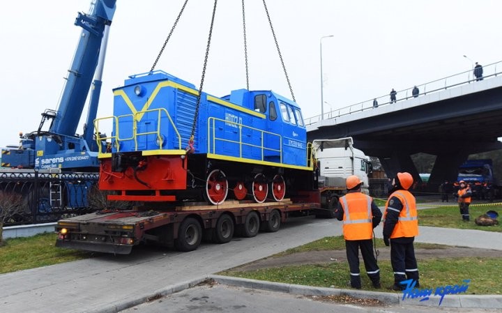 В Барановичи доставили 33-летний тепловоз. Зачем и куда его водрузили