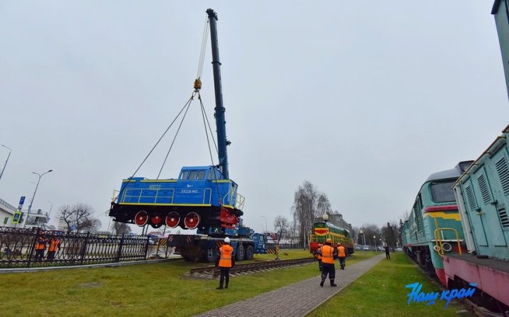 В Барановичи доставили 33-летний тепловоз. Зачем и куда его водрузили