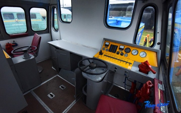 В Барановичи доставили 33-летний тепловоз. Зачем и куда его водрузили