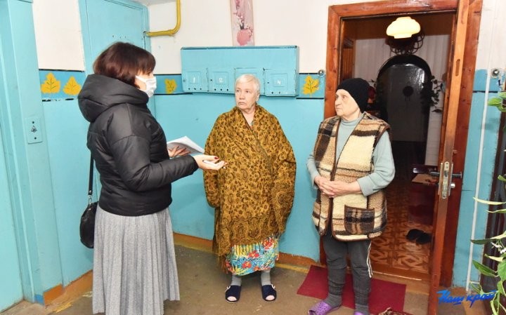 Полтергейст? Жители дома на Наконечникова второй год не могут спокойно жить из-за лика женщины на стене