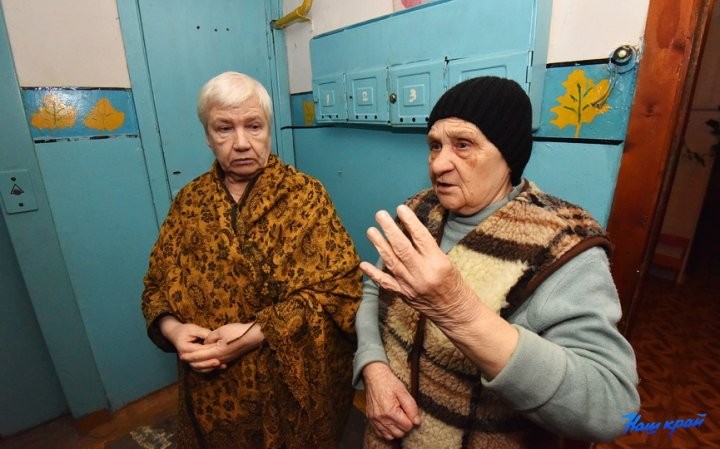 Полтергейст? Жители дома на Наконечникова второй год не могут спокойно жить из-за лика женщины на стене