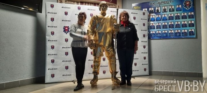 Брестский Ледовый дворец посетил необычный хоккеист