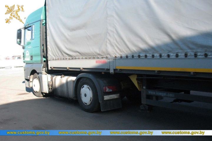 В автомобильных запчастях брестские таможенники обнаружили сыр