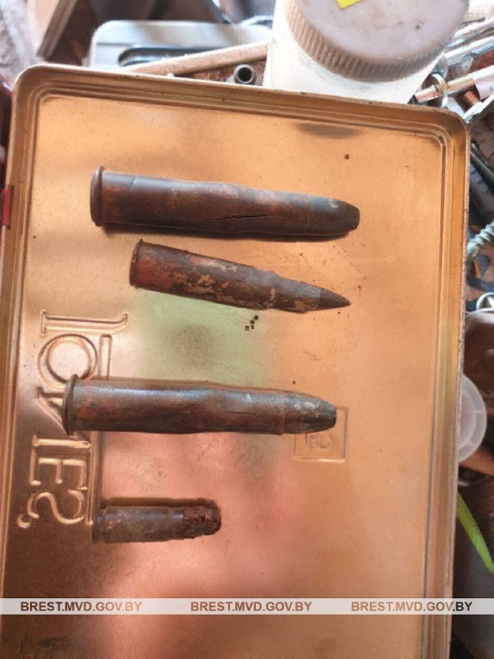 У двух жителей Ганцевичского района оперативники обнаружили и изъяли незаконно хранящиеся оружие и боеприпасы