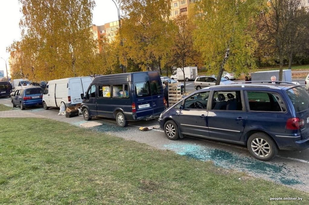 Разгром на минской ярмарке. 17-летний лицеист бил стекла в машинах с продукцией