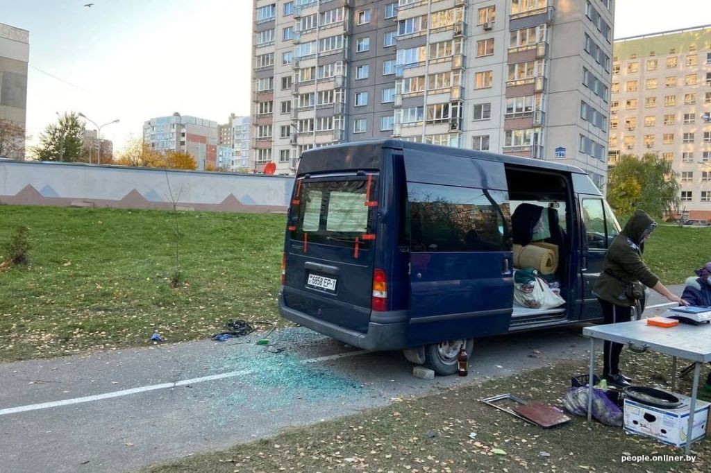 Разгром на минской ярмарке. 17-летний лицеист бил стекла в машинах с продукцией