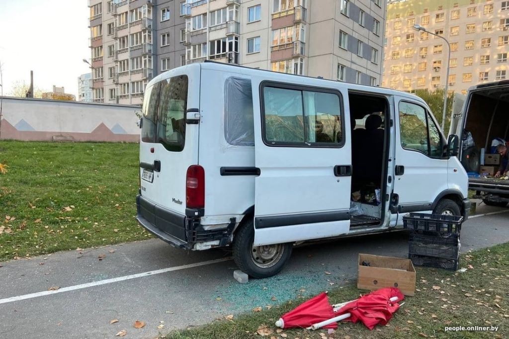 Разгром на минской ярмарке. 17-летний лицеист бил стекла в машинах с продукцией