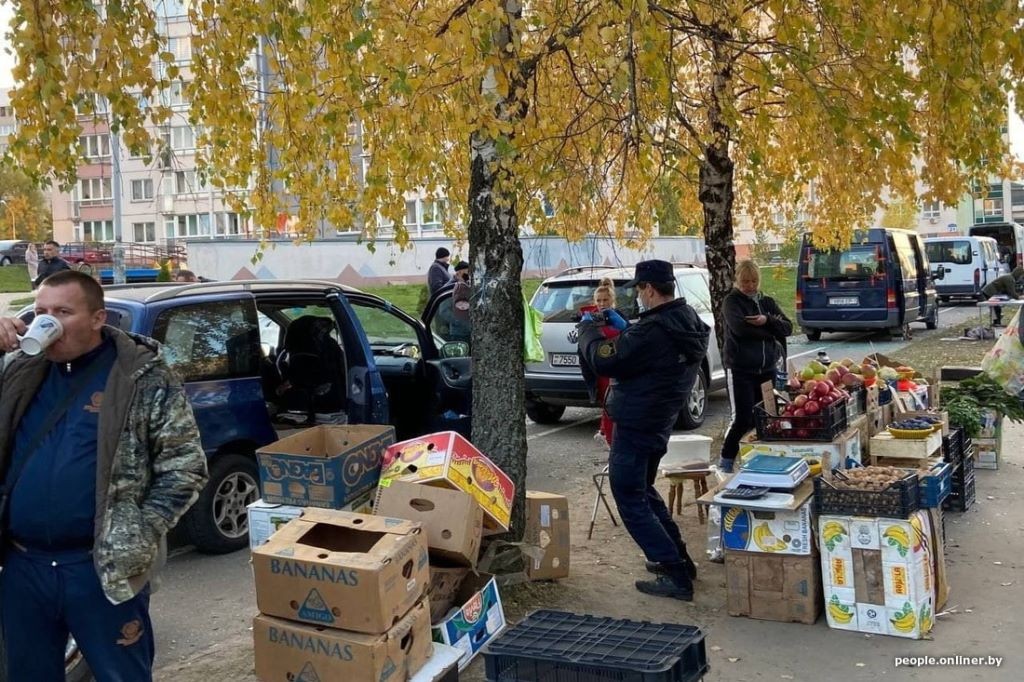 Разгром на минской ярмарке. 17-летний лицеист бил стекла в машинах с продукцией