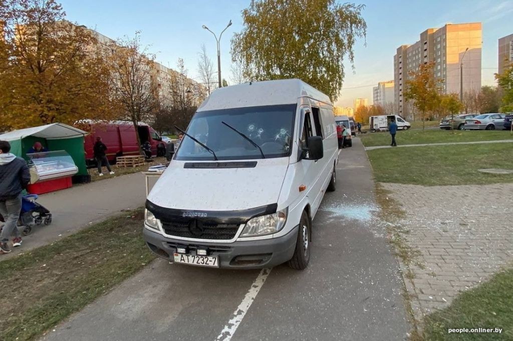 Разгром на минской ярмарке. 17-летний лицеист бил стекла в машинах с продукцией